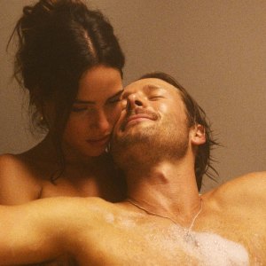 Adria Arjona and Glen Powell in Hit Man
