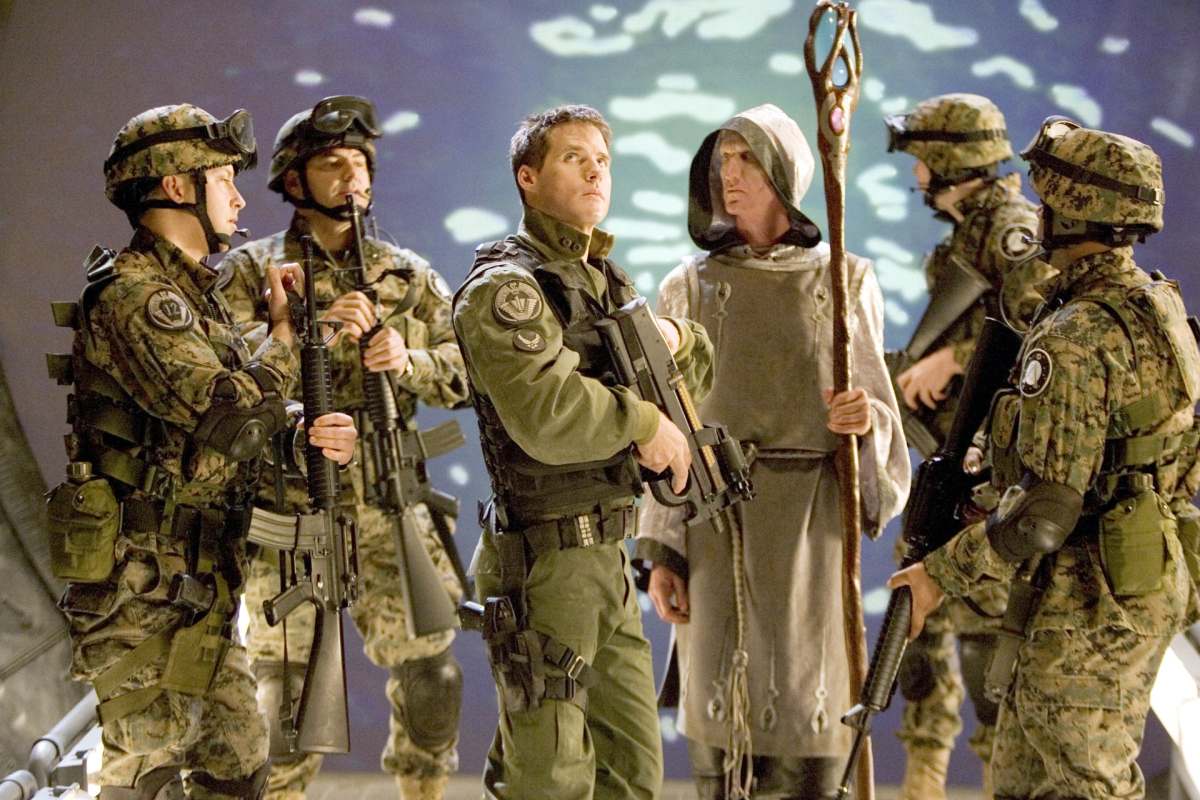 Ben Browder and Larry Cedar in Stargate SG-1