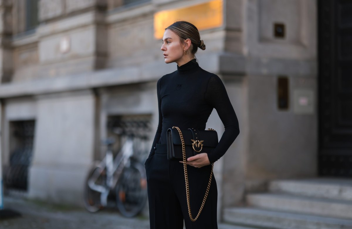 BERLIN, GERMANY - NOVEMBER 10: Alessa Winter wearing a black Pinko turtleneck and black pants, a black Pinko bag on November 10, 2021 in Berlin, Germany. (Photo by Jeremy Moeller/Getty Images)