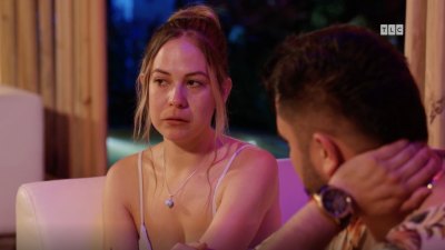 90 Day The Single Life Sneak Peek Liz Tearfully Opens Up About Her Cancer Diagnosis to Villa