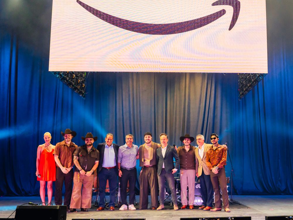 Grupo Frontera y ejecutivos de Amazon Music México.
