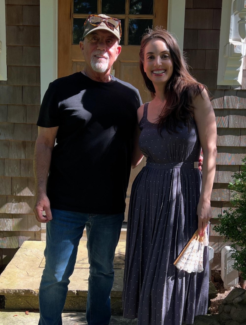 A filha de Billy Joel, Alexa Rae, chora após o vídeo dela desmaiar no palco.