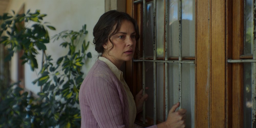 Dolores Fonzi en La Casa de los Espíritus