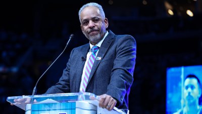 Dell Curry Father of Stephen Curry Cries as Hornets Retire His Number