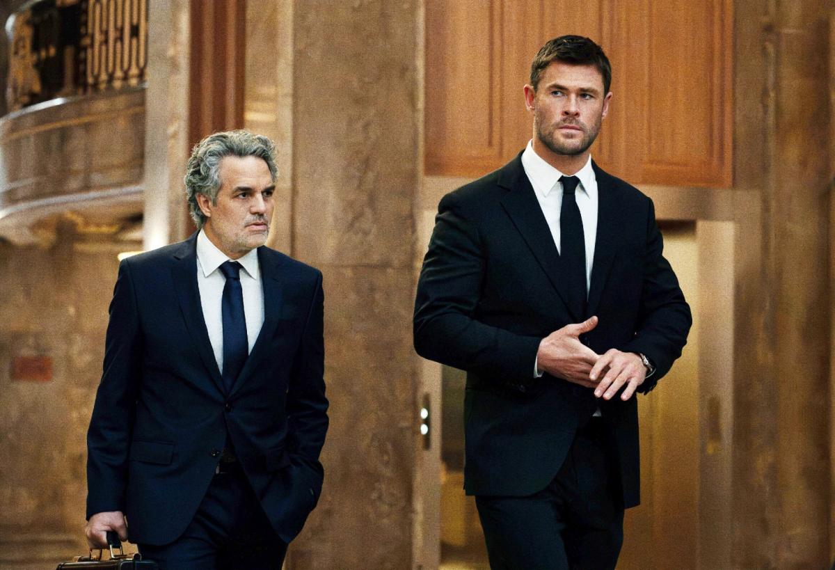 Mark Ruffalo and Chris Hemsworth in Crime 101
