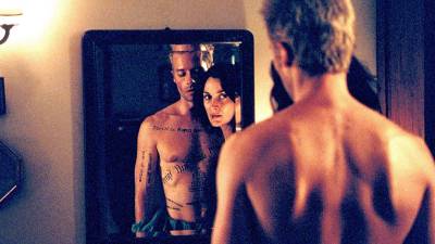 Guy Pearce and Carrie-Ann Moss in Memento