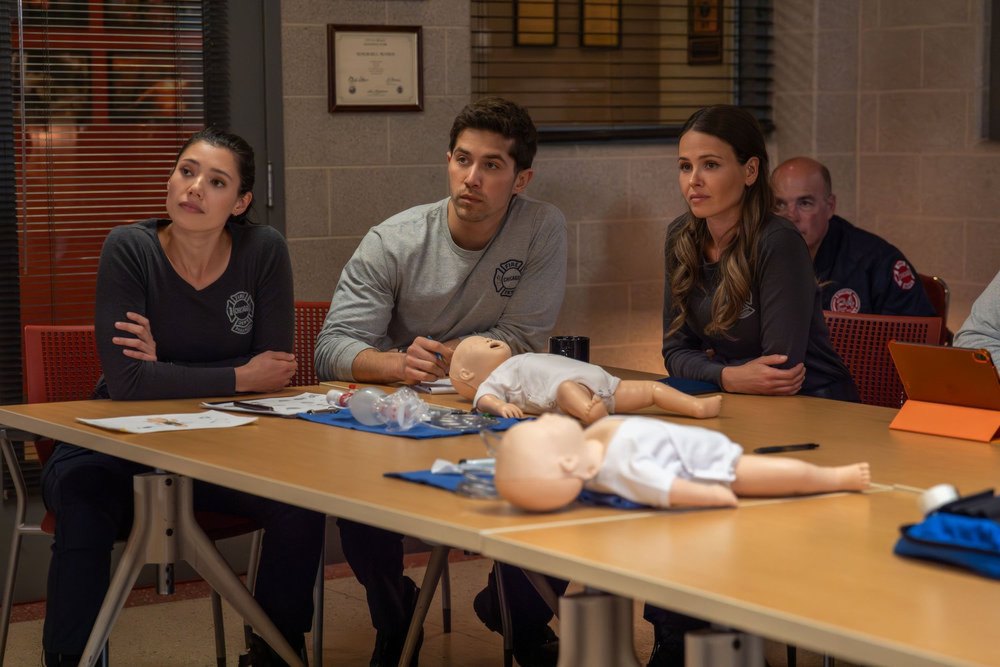 Chicago Fire Violet en Novak Romantic Futures besproken nadat Vasquez onrustige gedachten heeft gered seizoen 14
