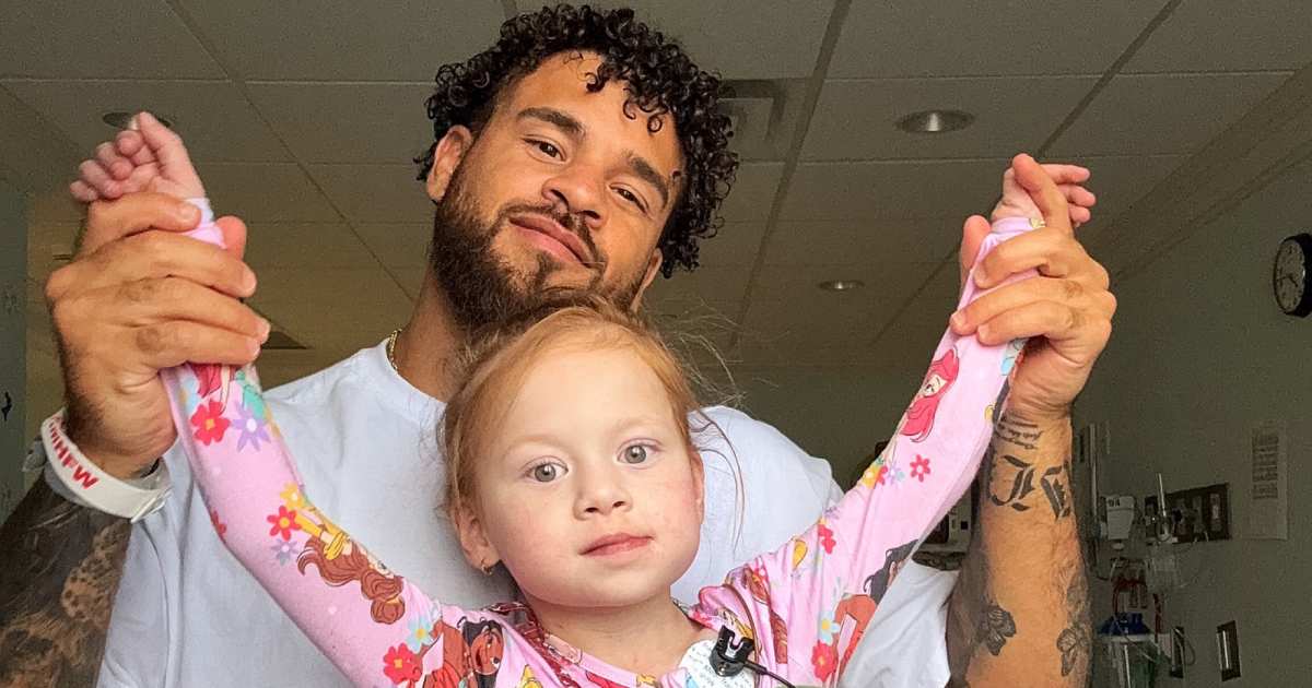 كوري وارتون، طفل تايلور سيلفريدج البالغ من العمر 3 سنوات يخرج من المستشفى كوري وارتون، طفل تايلور سيلفريدج البالغ من العمر 3 سنوات يخرج من المستشفى