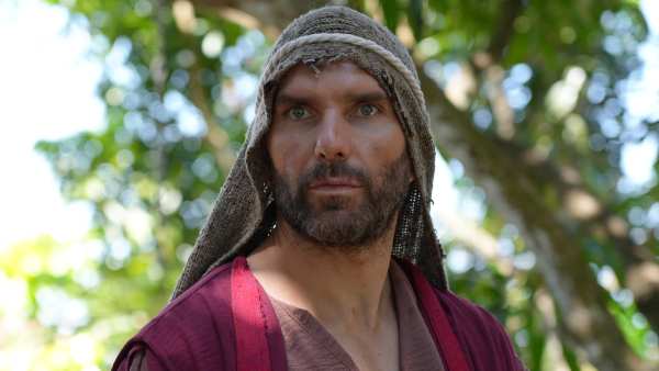 Arap Bethke interpreta al Apóstol Pedro.
