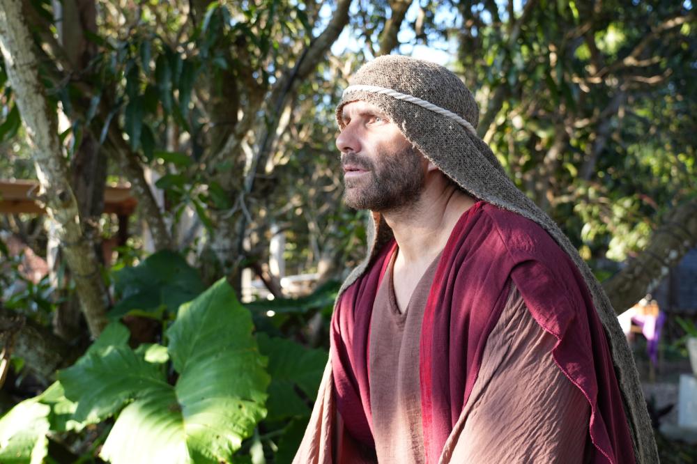 Arap Bethke interpreta al Apóstol Pedro.