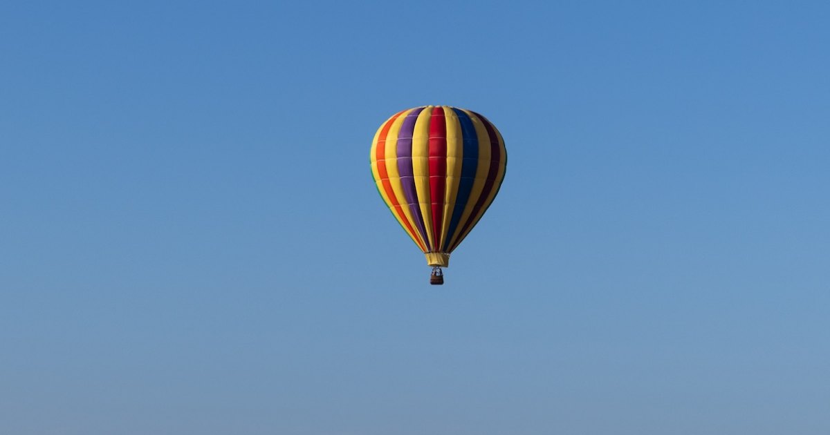 Hot Air Balloon Packed With 13 People Makes Emergency Landing in Family’s California Backyard Hot Air Balloon Packed With 13 People Makes Emergency Landing in Family’s California Backyard