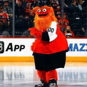 GettyImages-1831399619 Gritty Sneaks Up on Toddler at a Flyers Game Gets Smacked