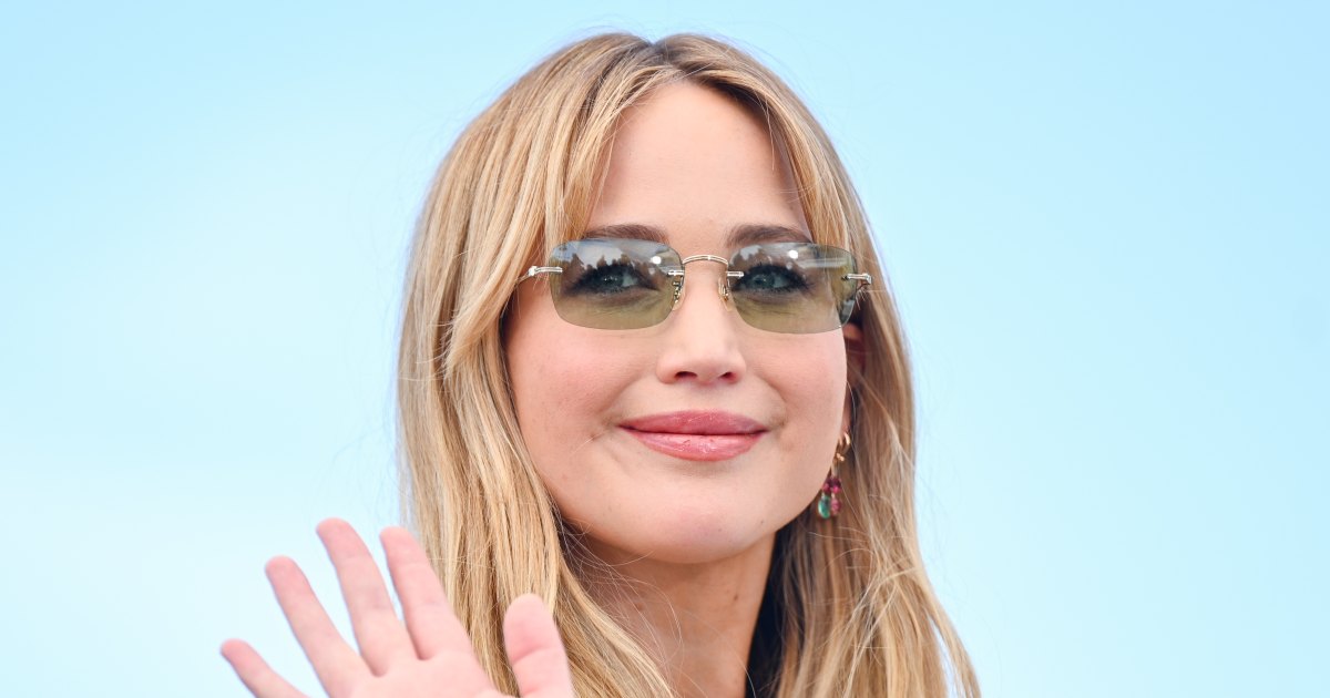 Jennifer Lawrence’s Polarizing Slip-on Shoe Is Actually So Chic — The Look for Jennifer Lawrence’s Polarizing Slip-on Shoe Is Actually So Chic — The Look for