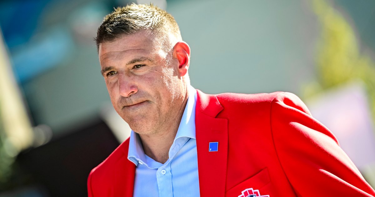 شوهد مايك فرابيل وهو يتسوق لشراء بدلة رياضية نسائية في اليوم الثالث من المسودة