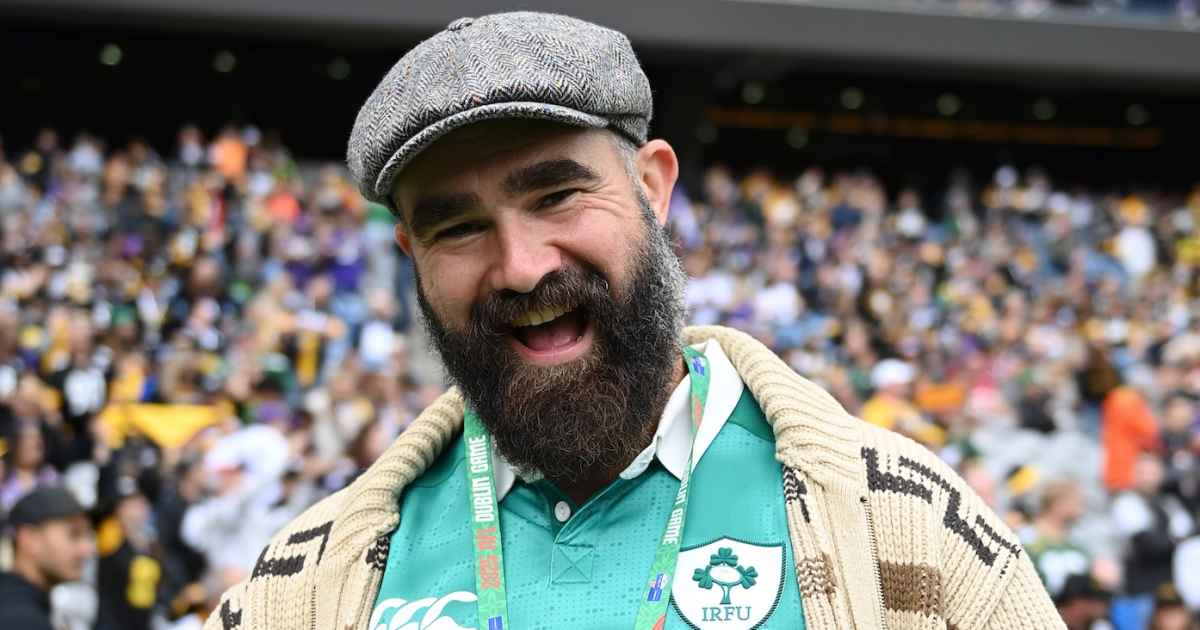 يُظهر جيسون كيلسي فقدانًا ملحوظًا للوزن في Waffle House