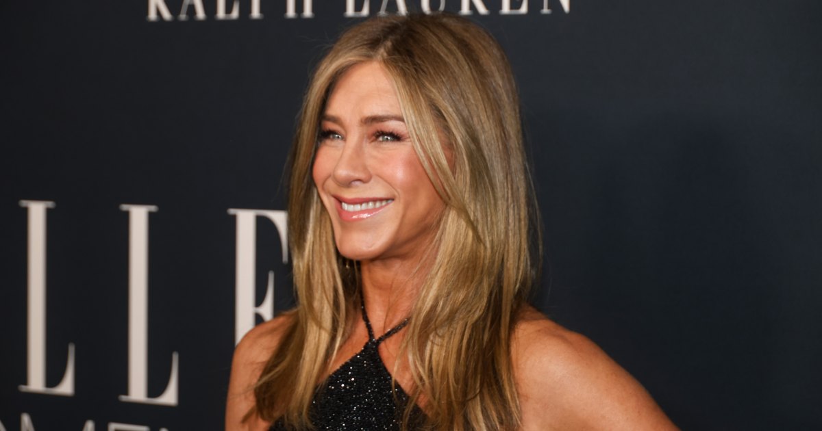 تضيف جينيفر أنيستون مسحوق ببتيدات الكولاجين إلى القهوة