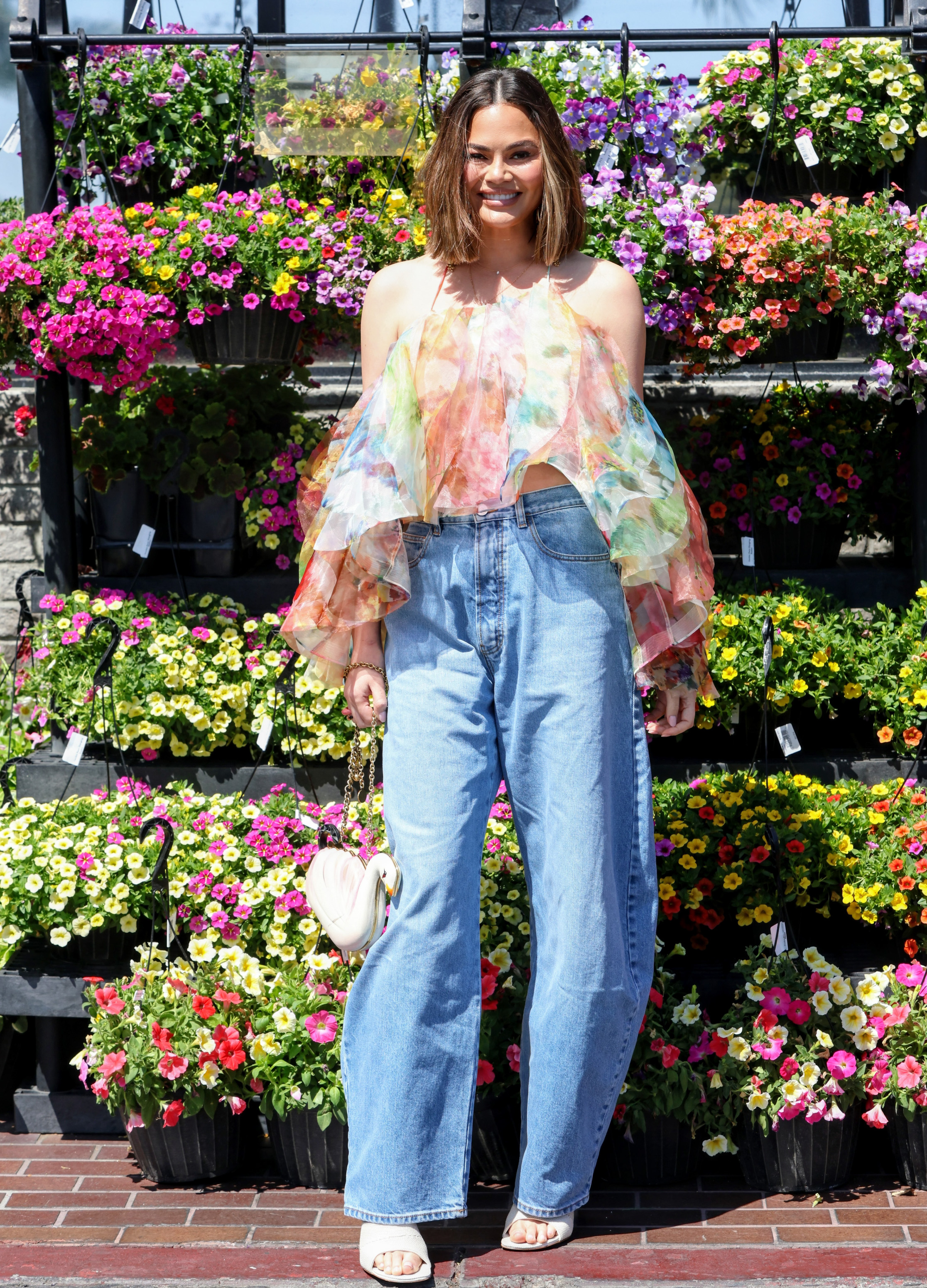 Chrissy Teigen Wore the Oddly Flattering Jeans That Are Perfect for Warm Weather