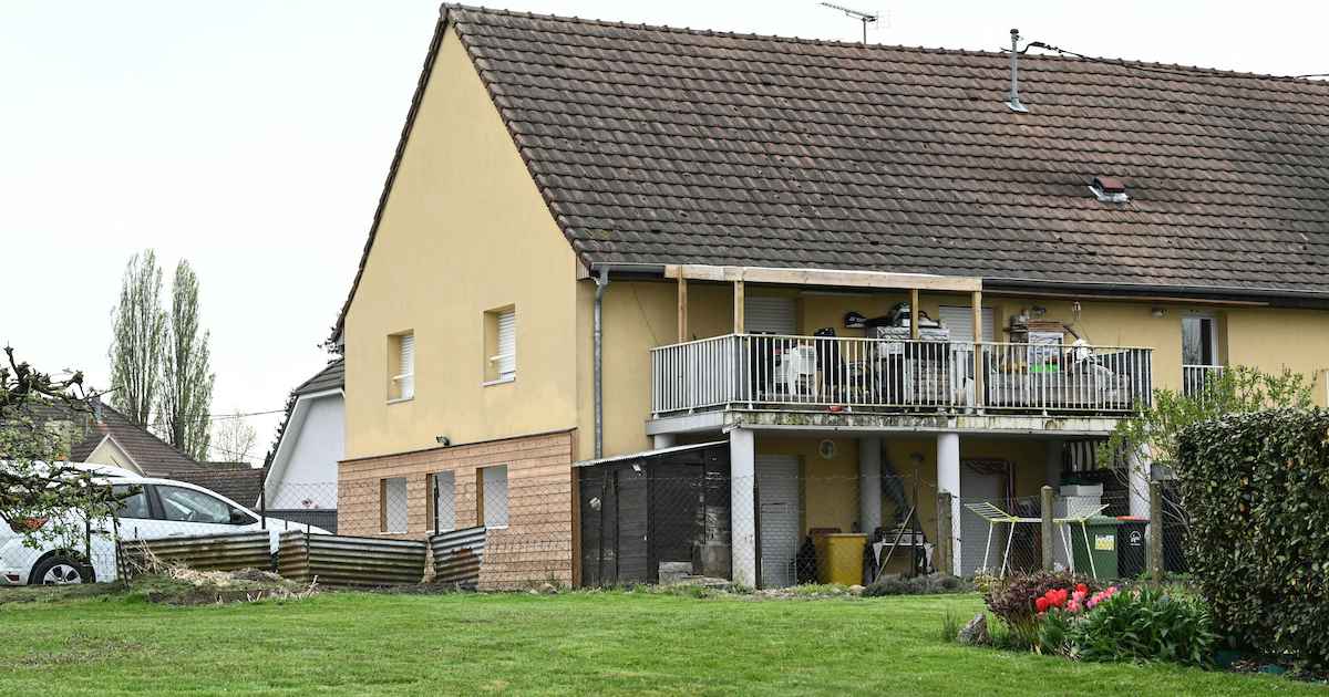 تم العثور على صبي عارٍ محبوسًا داخل شاحنة والده لمدة عامين تقريبًا