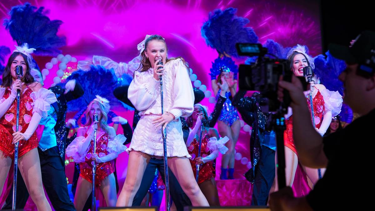 JoJo Siwa nói về Chris Hughes, kế hoạch sinh học và vấn đề giới tính.