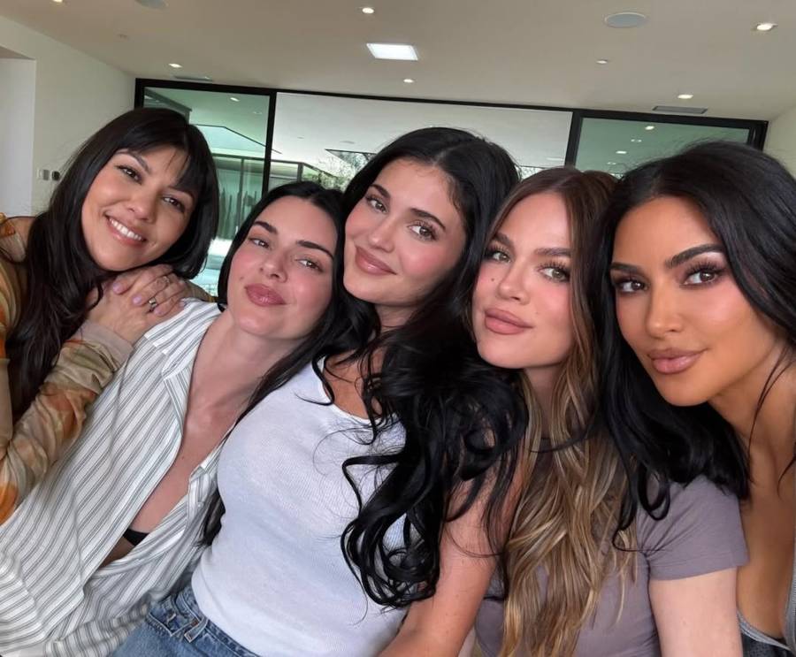Khloe-IG-of-Her-Sisters_658112448_18674466511048326_4749775506880618040_n