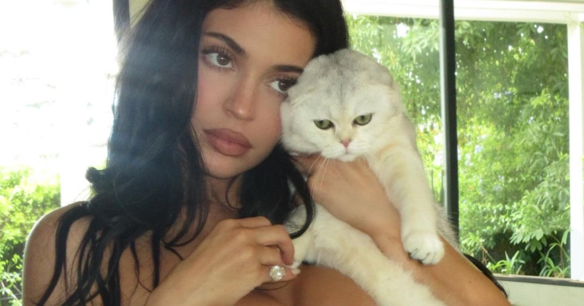 كايلي جينر تتألق وهي ترتدي ملابس السباحة من غوتشي