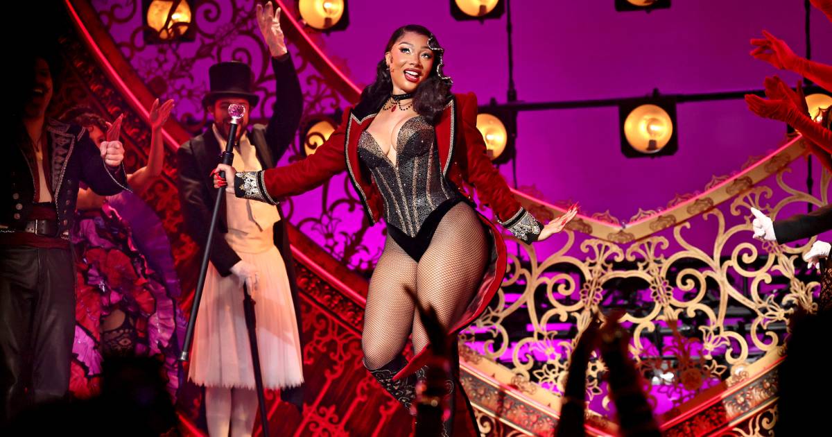 Megan Thee Stallion huilt op het podium nadat Klay Thompson uit elkaar is gegaan