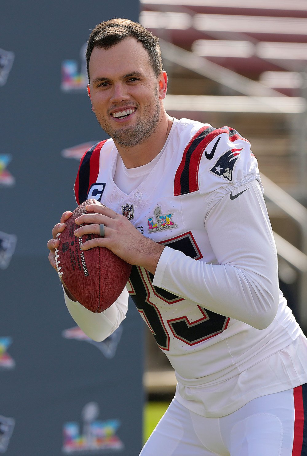 New England Patriots Players Respond to Scandal Involving Coach Mike Vrabel and Dianna Russini Hunter Henry Robert Spillane