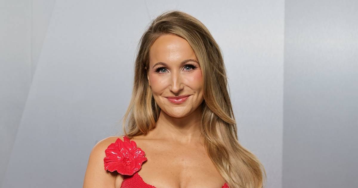 Nikki Glaser pronkt met lingerie terwijl ze live is met Kelly en Mark