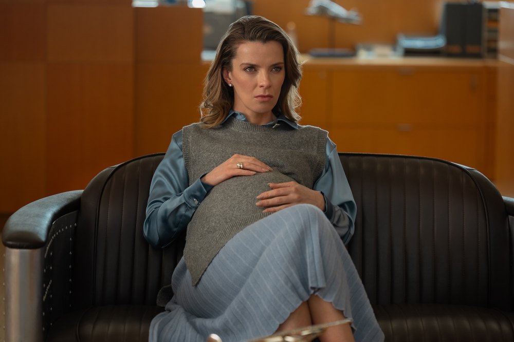 Betty Gilpin en Office Romance de Netflix