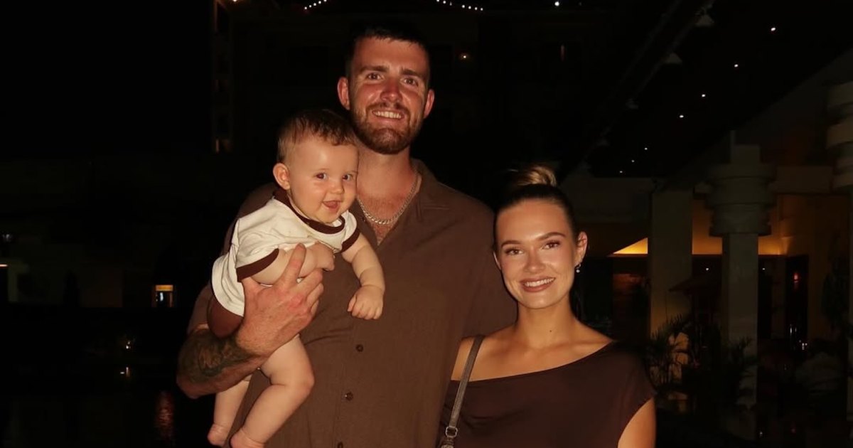 مؤثر يعتذر عن ترك طفله بمفرده في غرفة الفندق