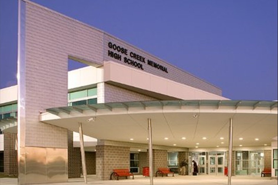 يُزعم أن المستشار نقل المدارس للبقاء مع الضحية المراهق