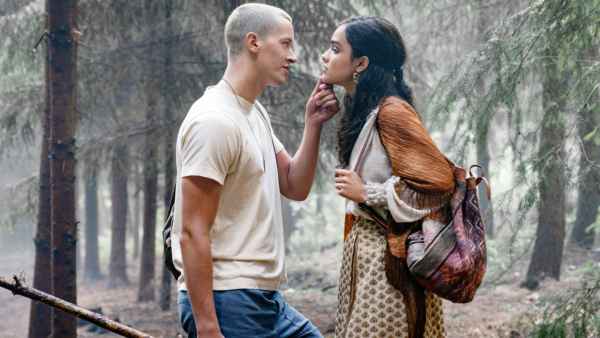 Tom Blyth and Rachel Zegler and in The Hunger Games: The Ballad of Songbirds & Snakes