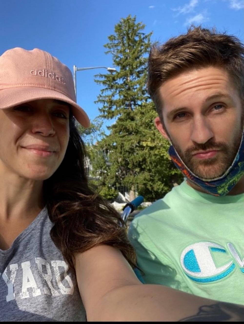 El escritor de SNL Jimmy Fowlie dice que la hermana desaparecida ya no está viva 4 meses después de su desaparición