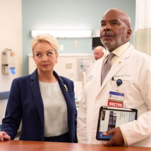 Wendi McLendon-Covey and David Alan Grier in St. Denis Medical