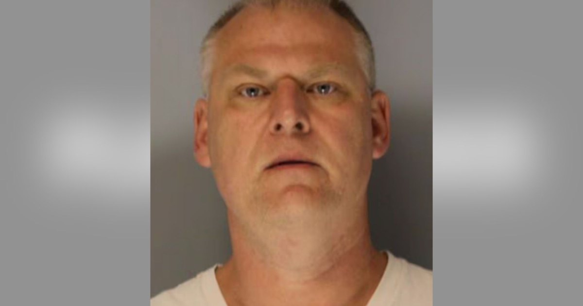 القبض على مدرس قام بالتصوير تحت ملابس الطلاب