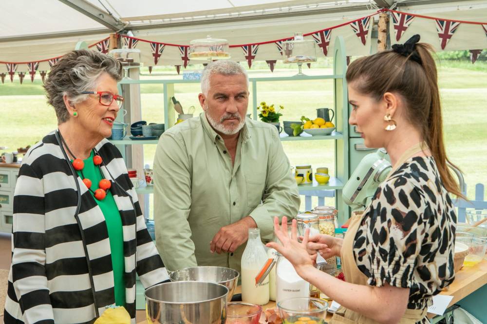 Prue Leith, rechter Paul Hollywood en deelnemer Alice Fevronia in The Great British Baking Show