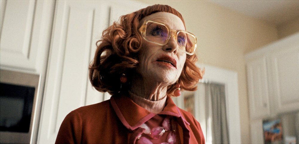 Amy Madigan en brazos