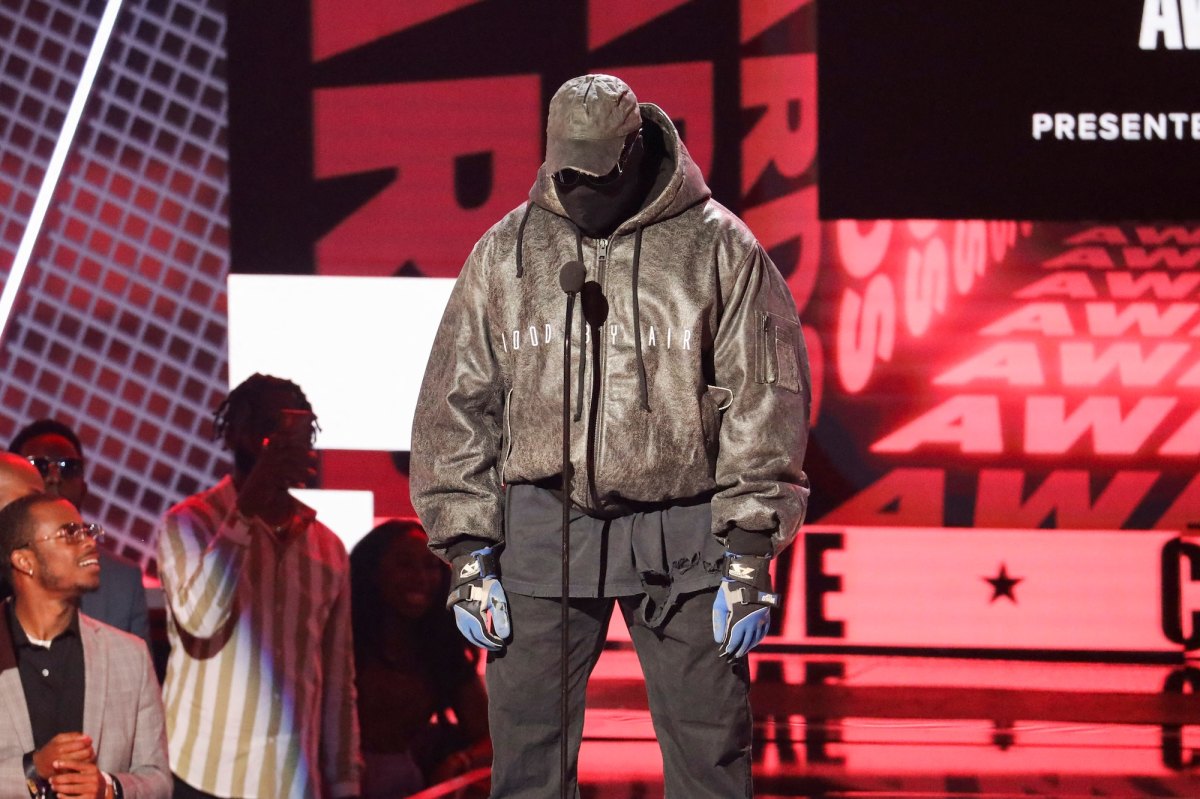 2026-05-29T103936Z_2_LYNXMPEM4S0PU_RTROPTP_4_AWARDS-BET-kanye-west-perform-netherlands.