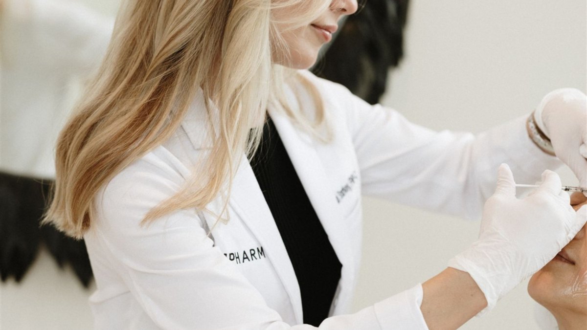 Woman receiving Botox Cosmetic treatment