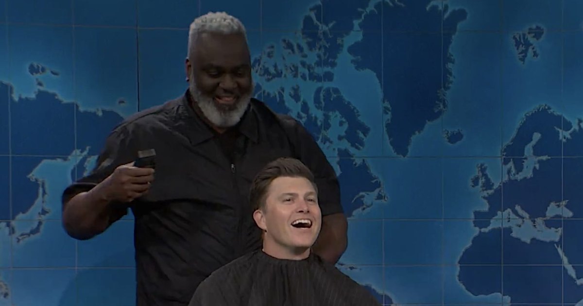 Colin Jost wordt bijna gedwongen zijn haar live te scheren op SNL Colin Jost wordt bijna gedwongen zijn haar live te scheren op SNL