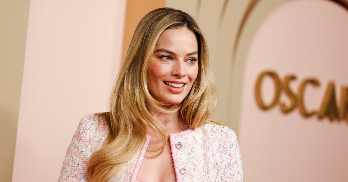 Margot Robbie’s Ultra-Baggy Jeans Style Is the Official L.A. Rich Mom Uniform Margot Robbie’s Ultra-Baggy Jeans Style Is the Official L.A. Rich Mom Uniform
