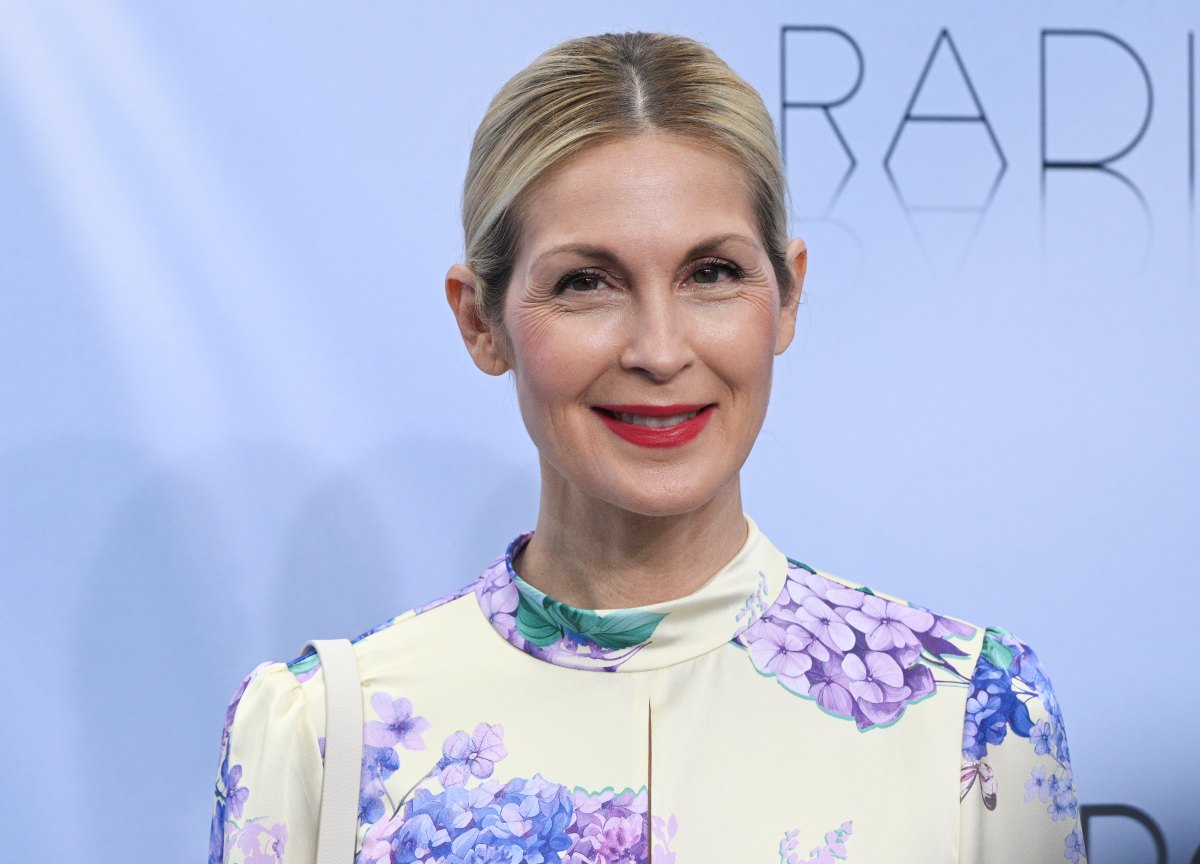 02 July 2024, Brandenburg, Potsdam: Actress Kelly Rutherford comes to the Marc Cain label show in the Colonnades with Triumphtor at the Neues Palais. The fashion show is part of Berlin Fashion Week. Photo: Jens Kalaene/dpa (Photo by Jens Kalaene/picture alliance via Getty Images)