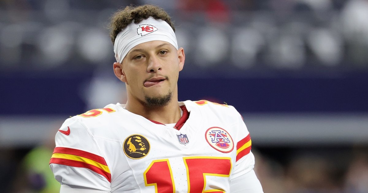 NFL Insider يحذر من إصابة باتريك ماهومز