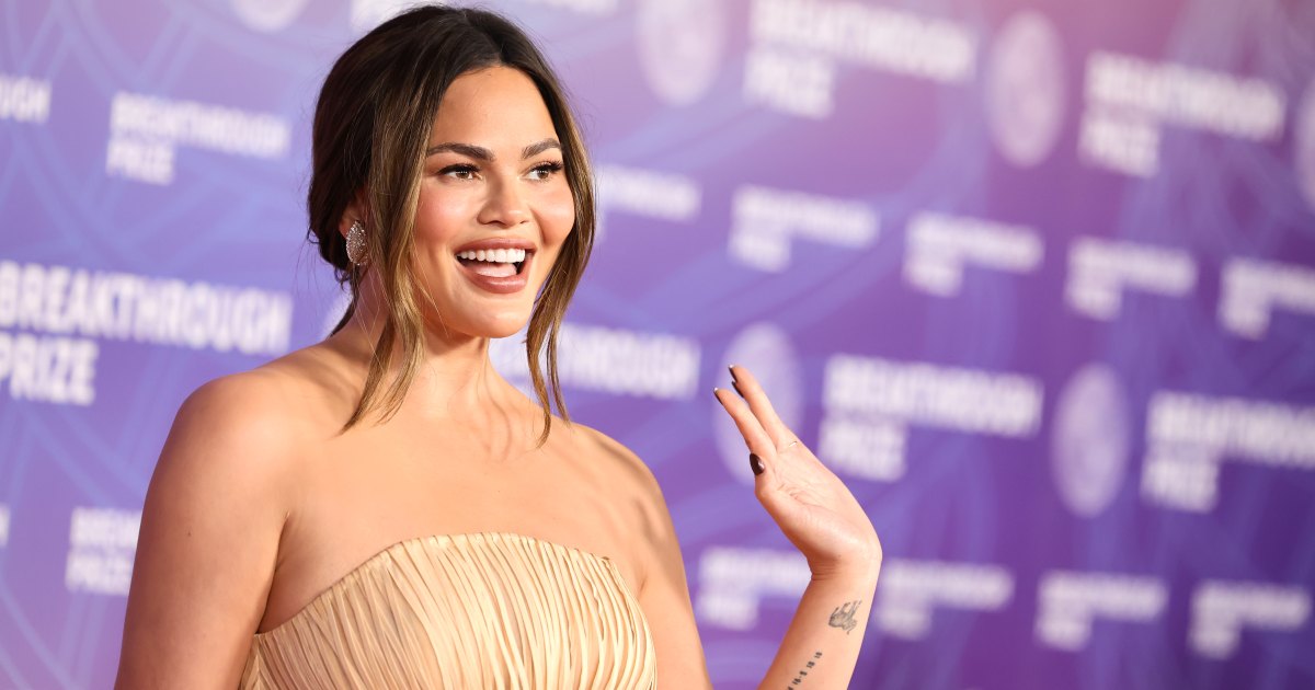 Chrissy Teigen Just Wore a Cozy Cardigan Sweater for Errand Runs, and We Found the Look Chrissy Teigen Just Wore a Cozy Cardigan Sweater for Errand Runs, and We Found the Look