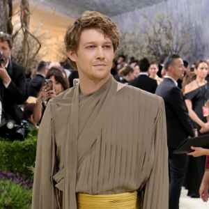 Hamnet Actor Joe Alwyn Suits Up in Style at the 2026 Met Gala