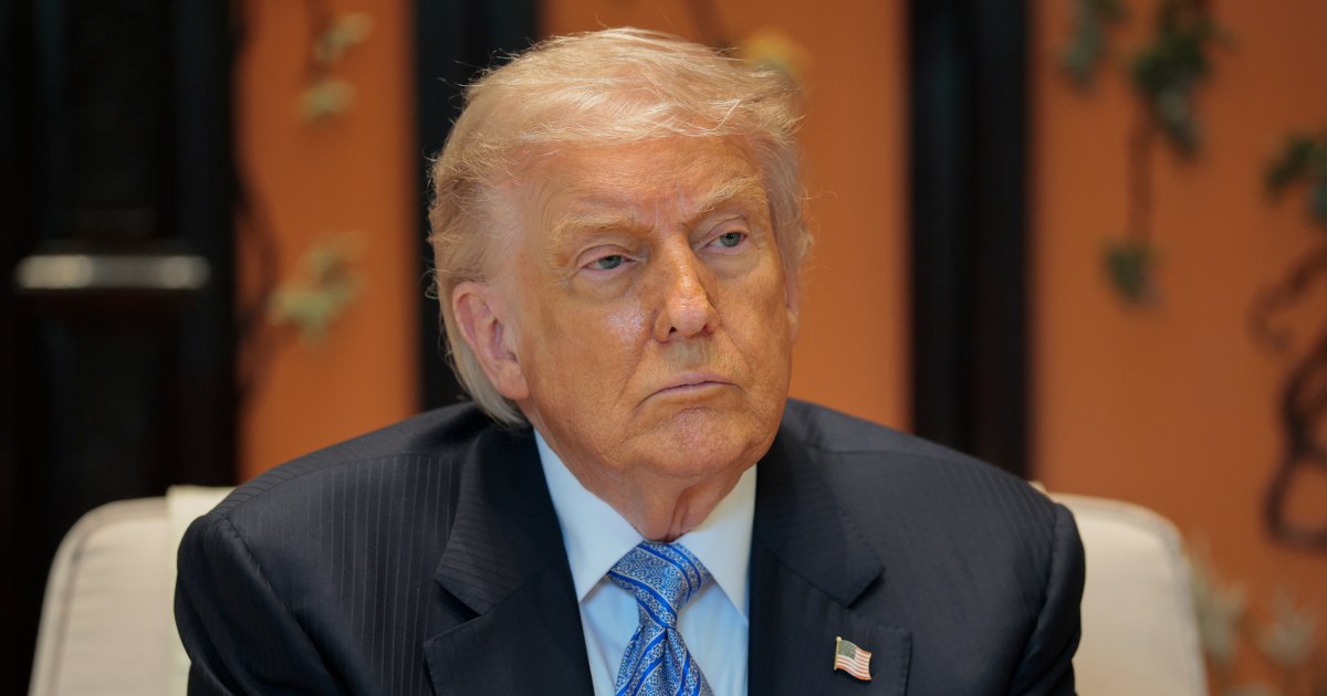 Donald Trump stopt Stephen Colbert in een afvalcontainer in AI-video