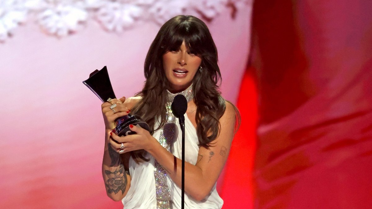 Ella Langley Tearfully Thanks Women at 2026 ACM Awards