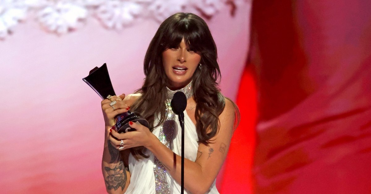 Ella Langley bedankt vrouwen in tranen tijdens de ACM Awards 2026
