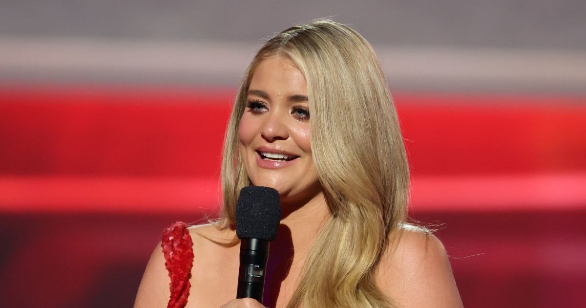 Lauren Alaina barst in tranen uit tijdens de ACM Awards 2026