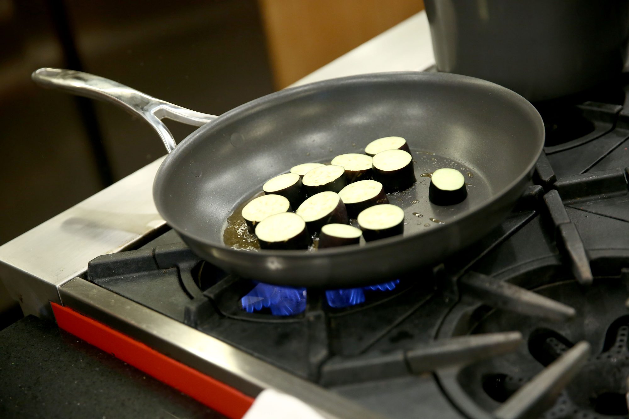 GettyImages-615050368-5-Warning-Signs-Your-Nonstick-Cookware-Is-Leaching-Toxic-Chemicals-Into-Your-Food